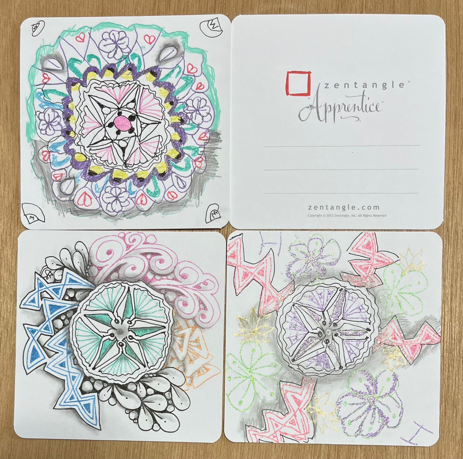 子供と一緒に描いたカラフルなタイル作品