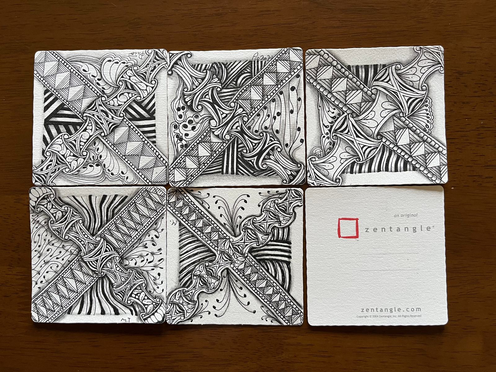 ゼンタングルのタイル作品を並べたモザイク
